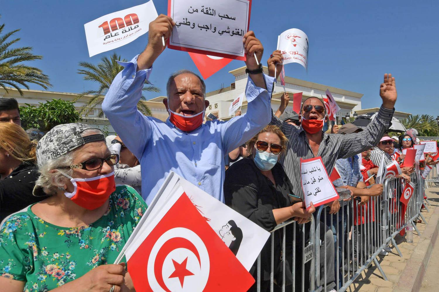 تونسيون يتظاهرون أمام البرلمان مطالبين برحيل الغنوشي