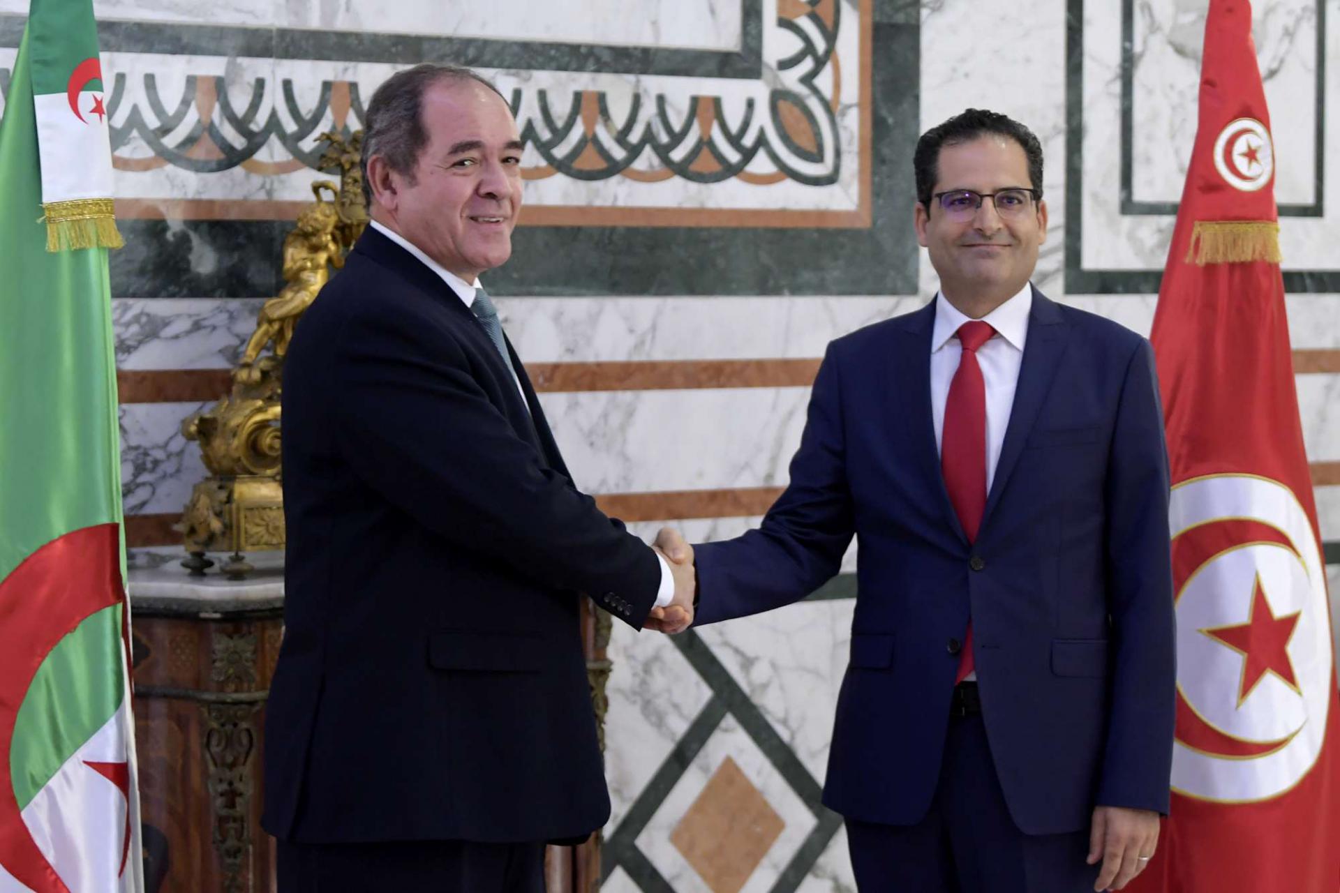 وزير الخارجية التونسي نور الدين الري (يمين) ونظيره الجزائري صبري بوقدوم