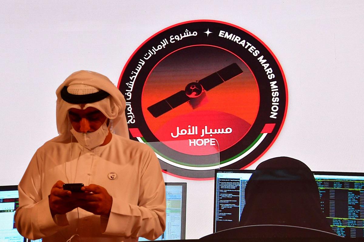 إماراتي يتابع إطلاق مسبار "الأمل" في مركز محمد بن راشد للفضاء في دبي