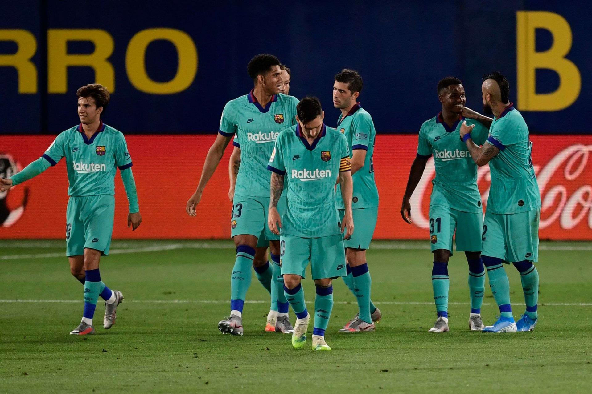 برشلونة يمنح سيتيين بصيص أمل