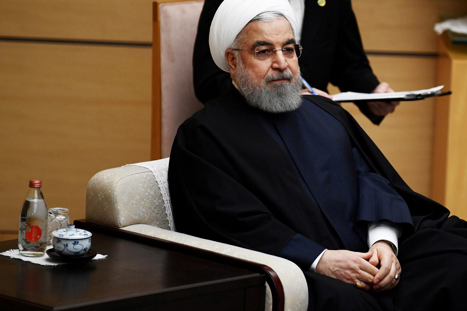 هل يضطر خامنئي لانقاذ روحاني