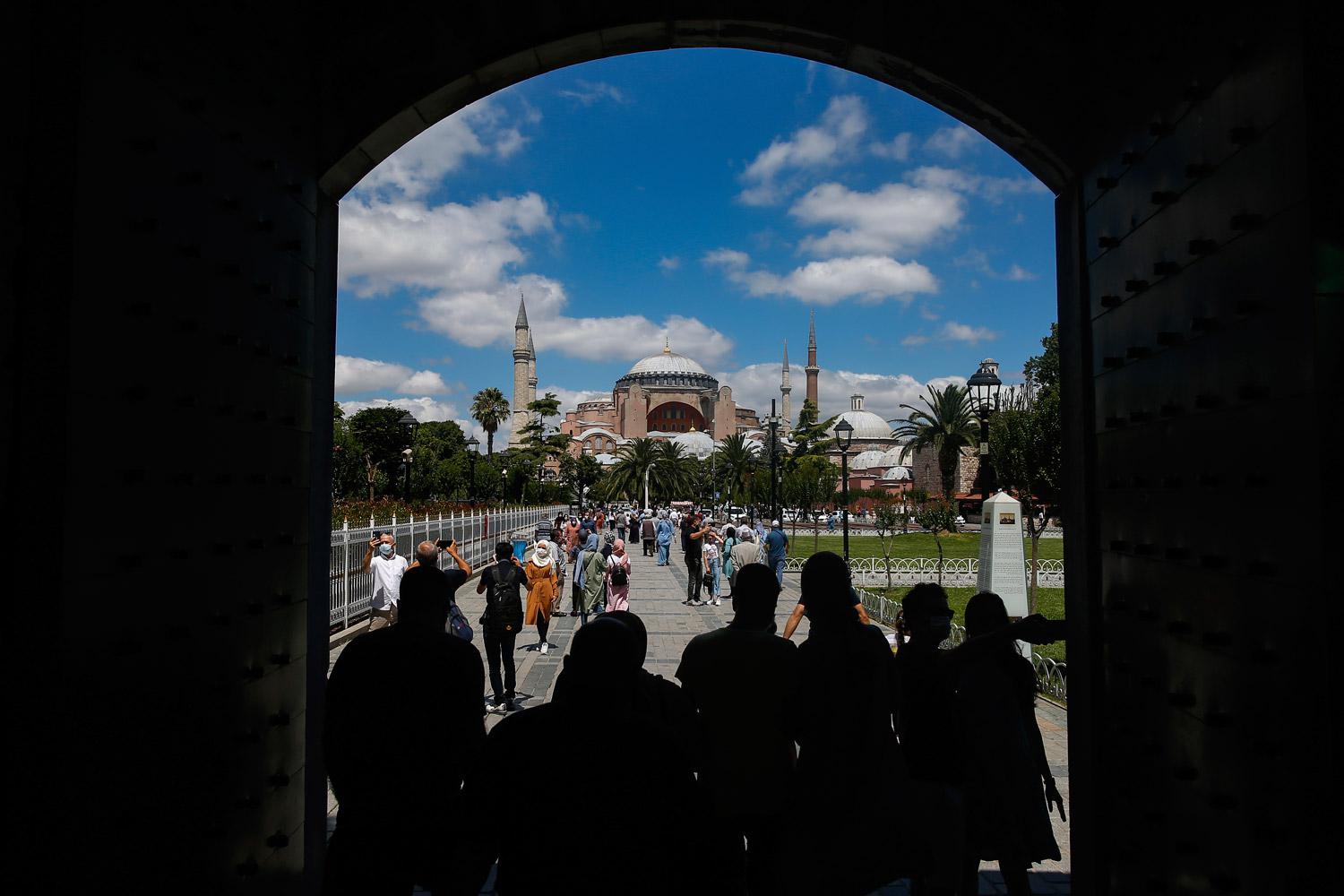 أردوغان وحزبه يدخلان بتركيا في نفق مظلم