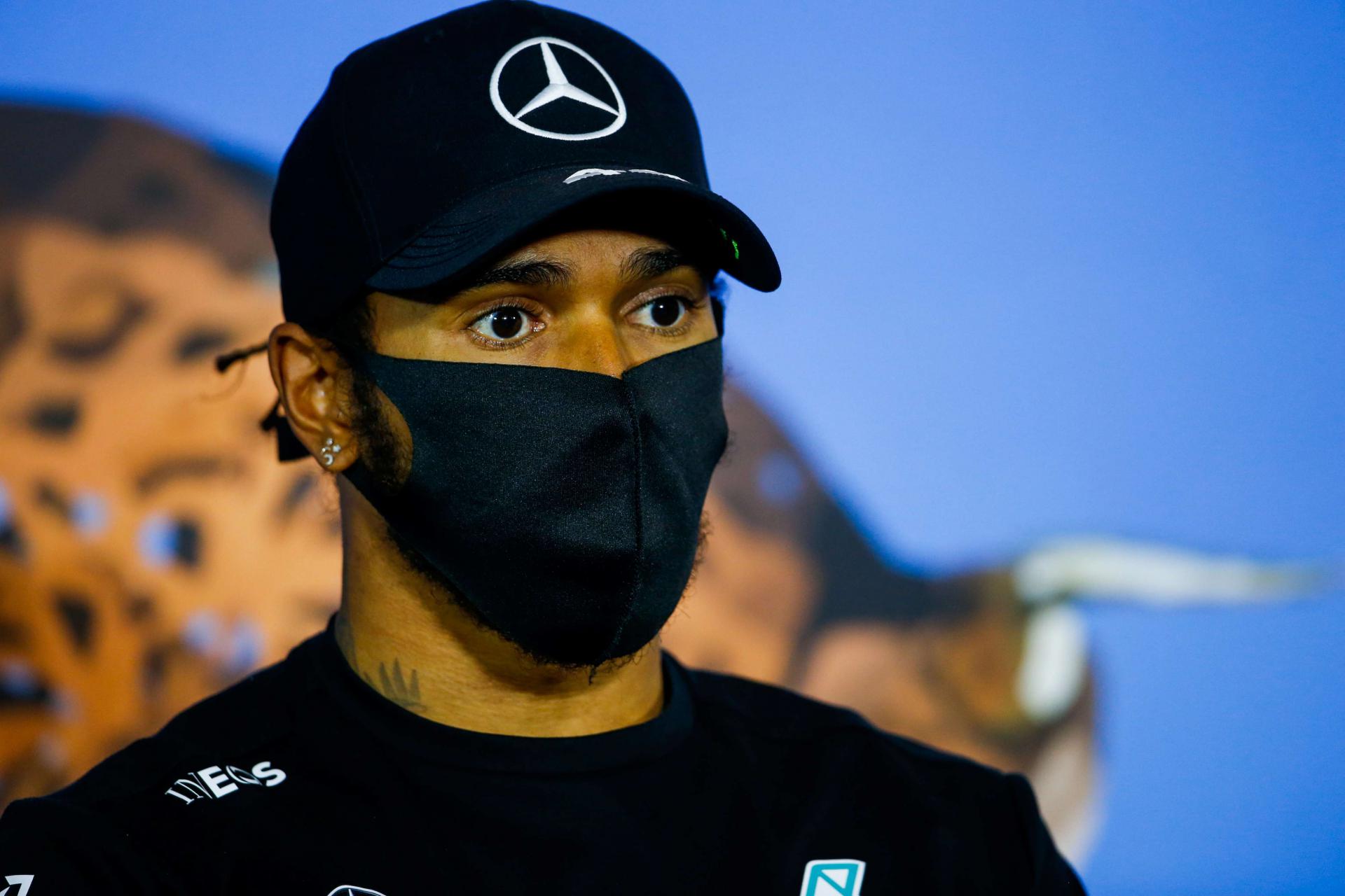 هاميلتون مرشحا قويا للتتويج على حلبة سيلفرستون