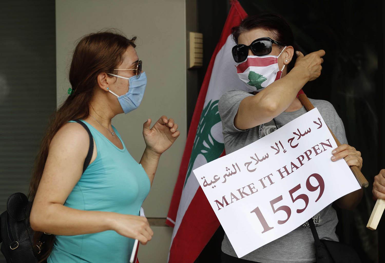 ناشطون لبنانيون يتظاهرون ضد سلاح حزب الله