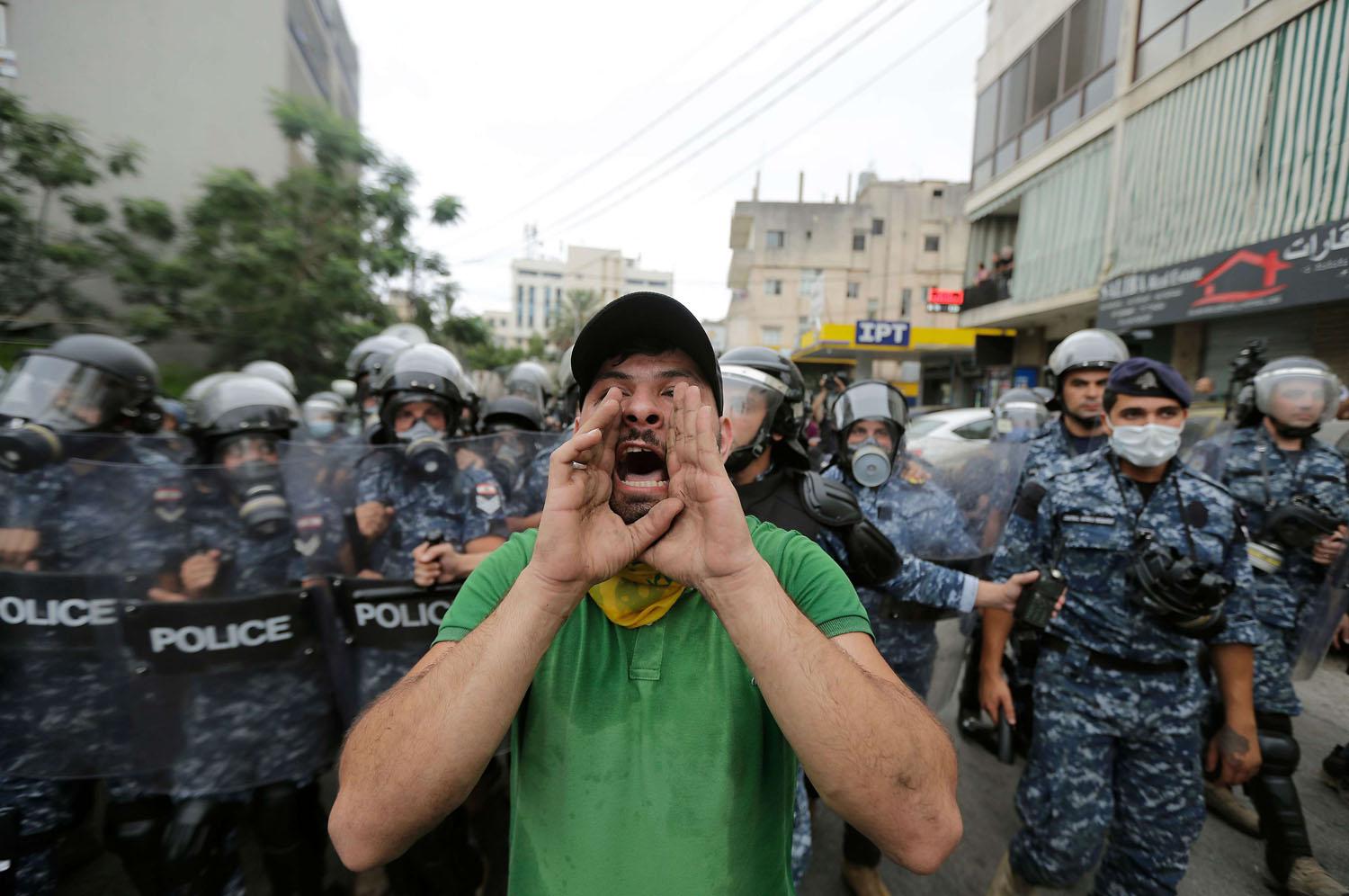 ناشط من حزب الله يتظاهر وسط بيروت