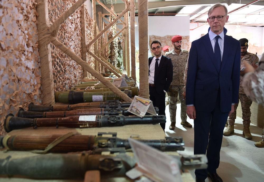بريان هوك المبعوث الاميركي للشؤون الايرانية في تفقد اسلحة تم ضبطها قبل وصولها للحوثيين