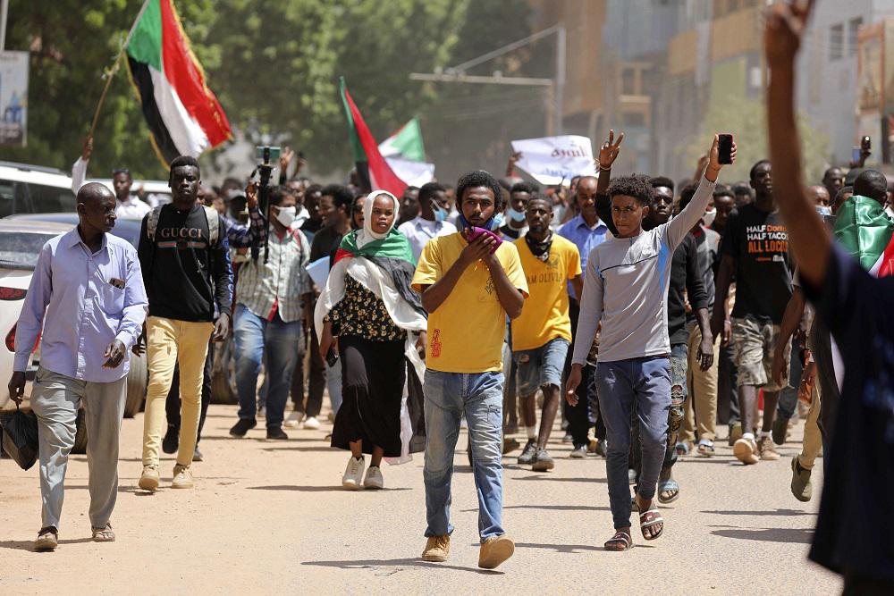 المتظاهرون السودانيون