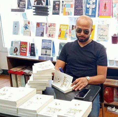 الروائي احمد مراد يوقع روايته الجديدة (الصورة من صفحته الرسمية على فيسبوك)