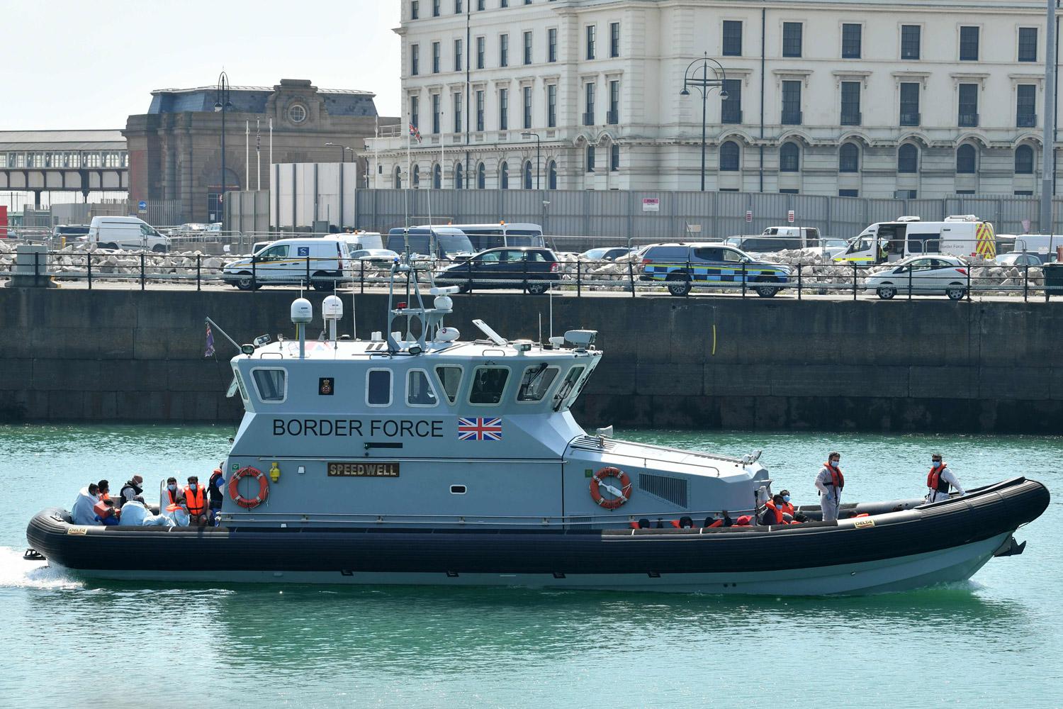 مطالب بريطانية بتشديد فرنسا إجراءاتها للمساعدة في التصدي لقوارب المهاجرين