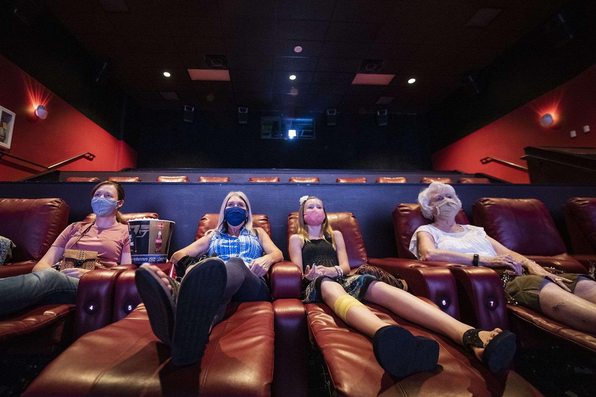 متفرجون يتابعون فيلما في قاعة أميركية بعد إعادة فتح دور السينما