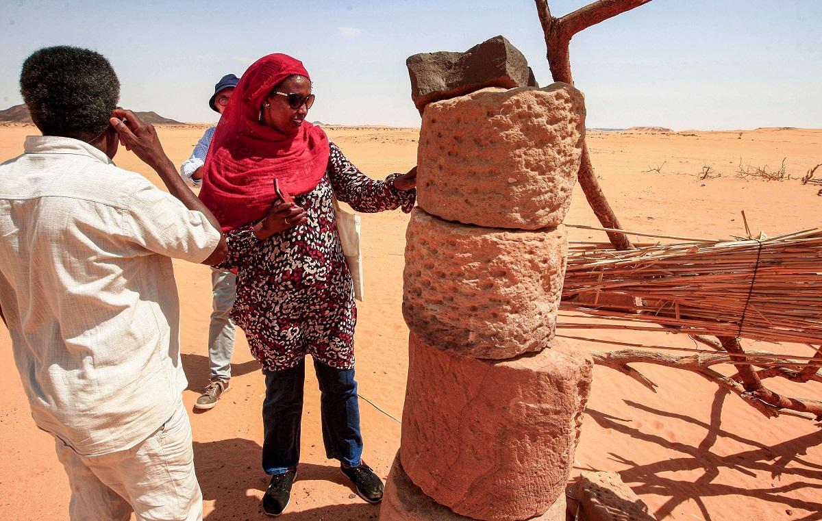 علماء آثار يتفقدون موقعا دمره الباحثون عن الذهب