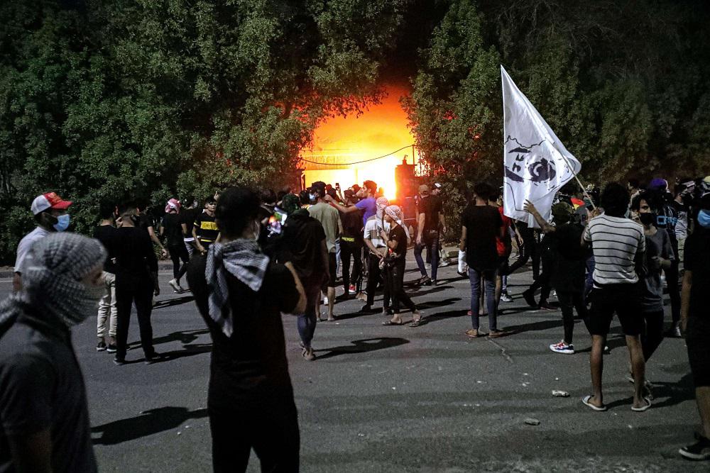 النار تشتعل في مقار أتباع إيران