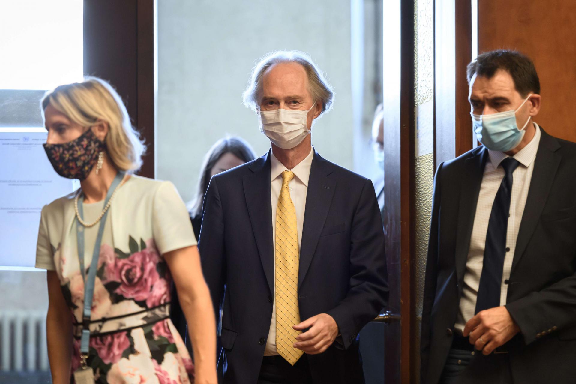 المبعوث الأممي الخاص إلى سوريا غير بيدرسن (وسط)