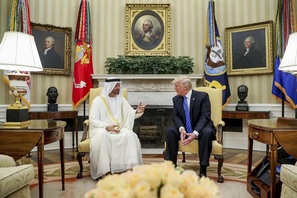 ولي عهد ابوظبي الشيخ محمد بن زايد في لقاء سابق بالرئيس الأميركي دونالد ترامب 