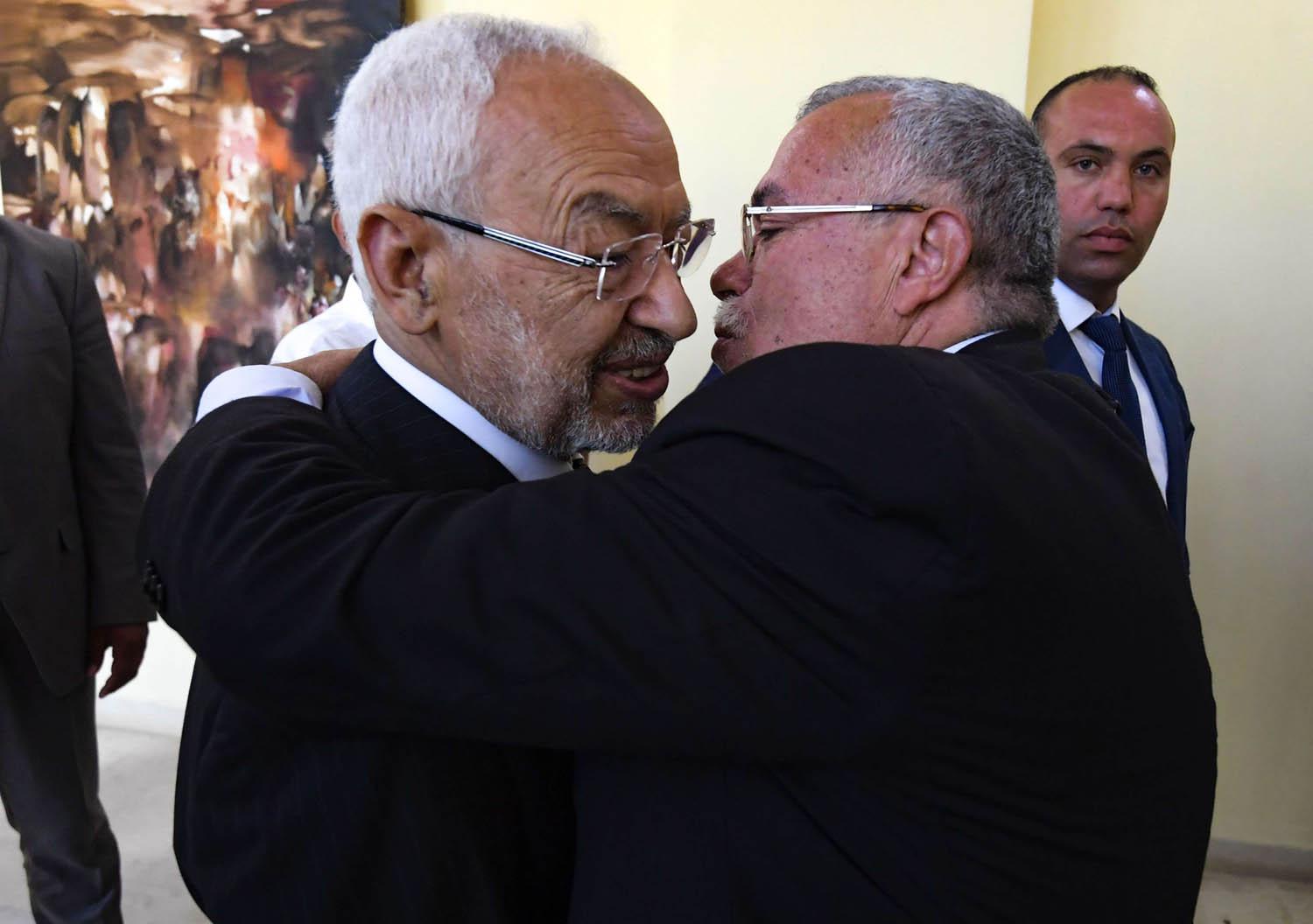 القيادي في النهضة نورالدين البحيري يقبل رئيس الحركة راشد الغنوشي