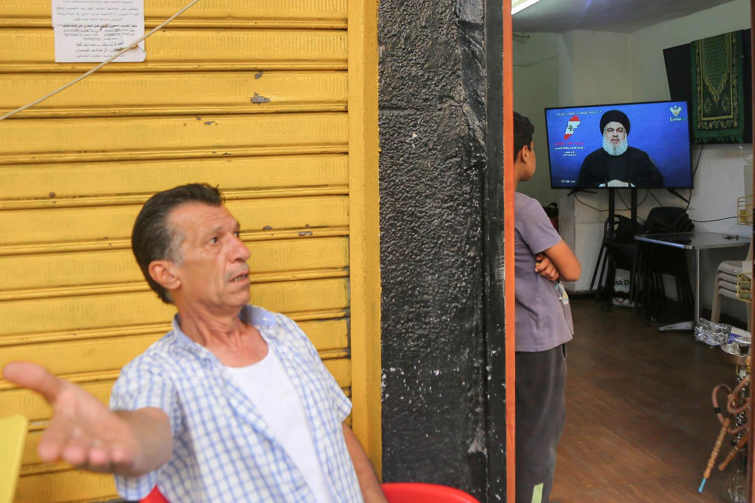 لبنانيون يستمعون لكلمة مسجلة لحسن نصرالله