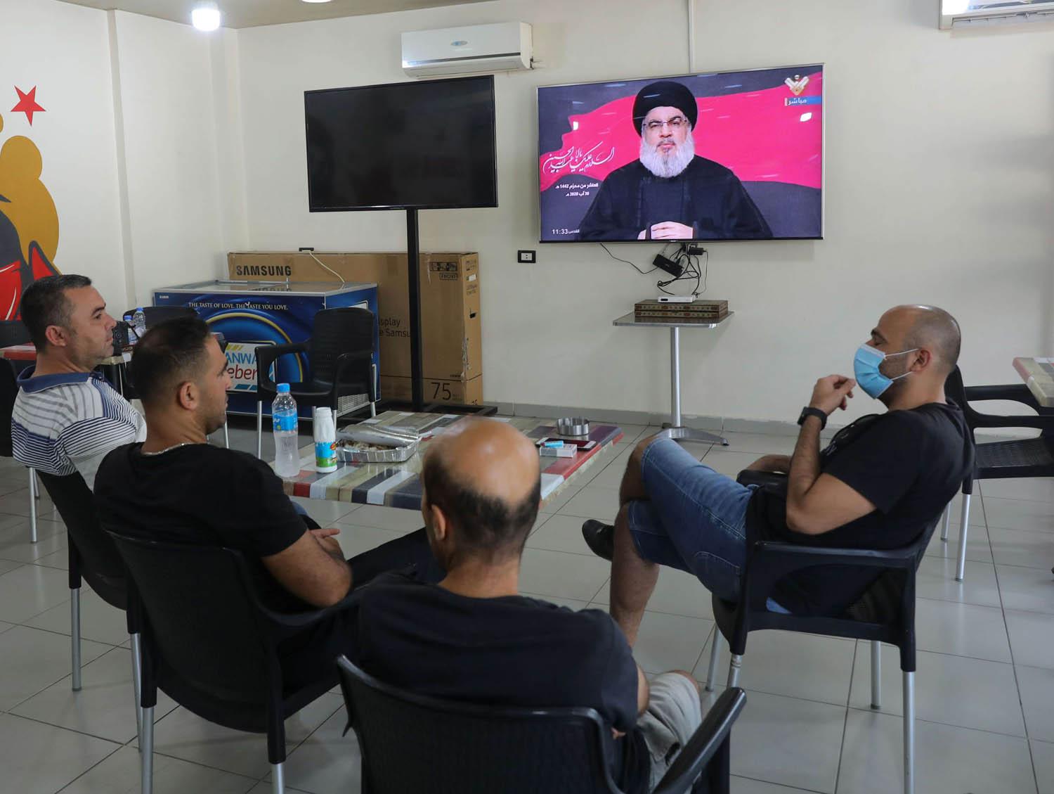 لبنانيون يشاهدون خطابا مسجلا لنصرالله