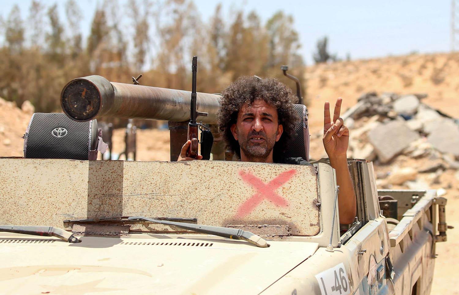 مقاتل من حكومة الوفاق في حشد عسكري قريب من سرت