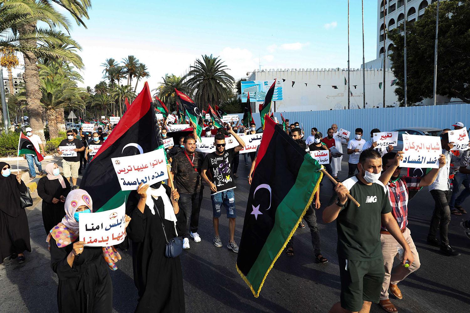 الشباب يقودون المظاهرات في طرابلس