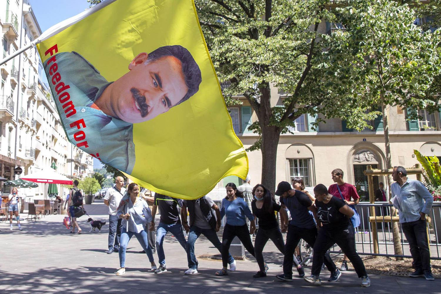 أكراد من حزب العمال الكردستاني يرفعون صورة مؤسسة عبدالله أوجلان في تظاهرة في جنيف