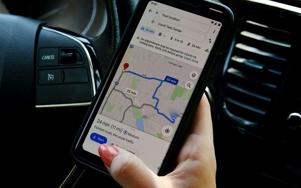تطبيق غوغل مابس يظهر على شاشة هاتف محمول