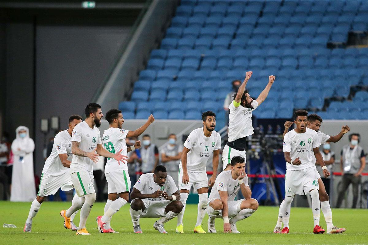 ضربات الحظ تبتسم للاهلي