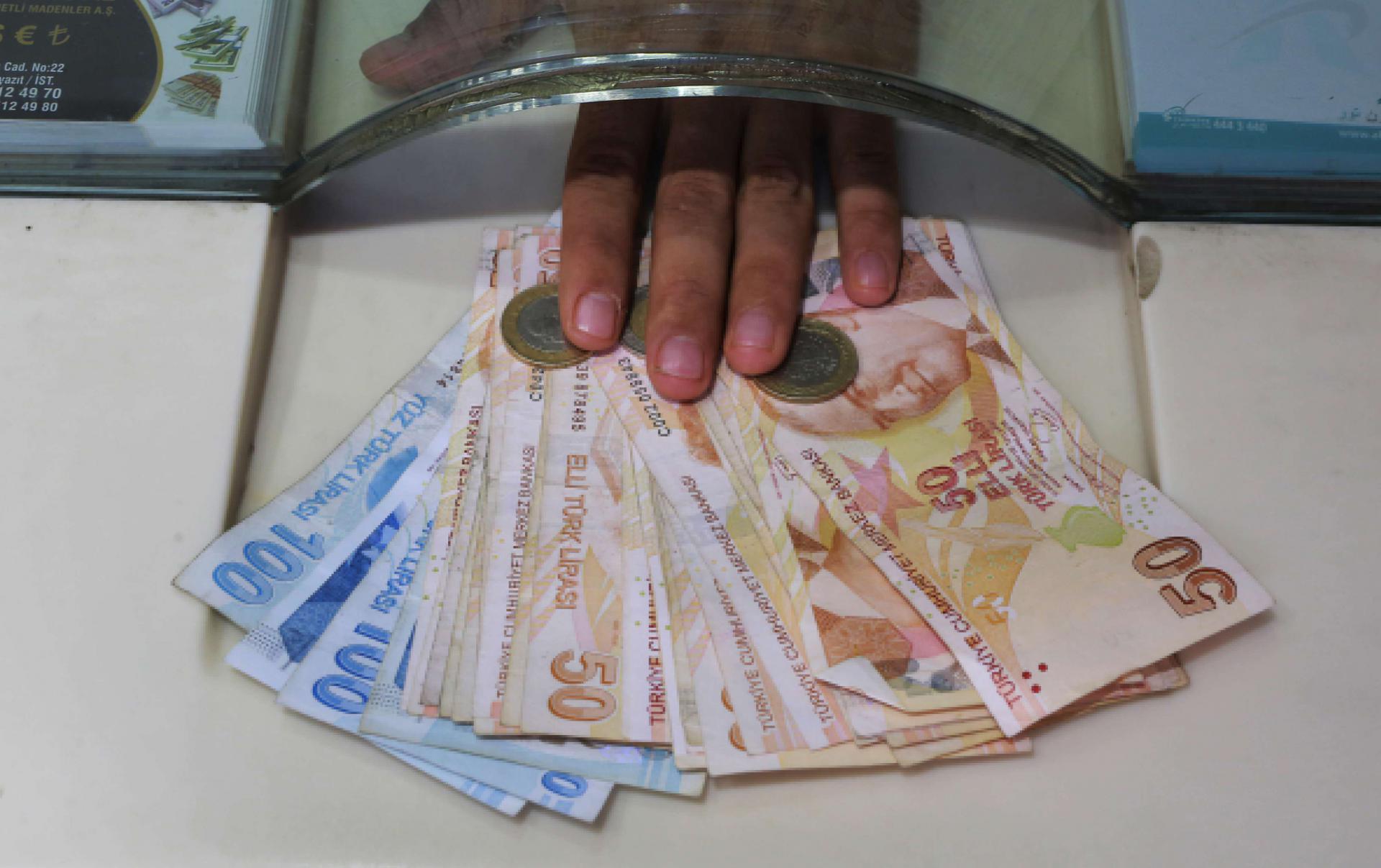 انهيار تلو الآخر لليرة التركية