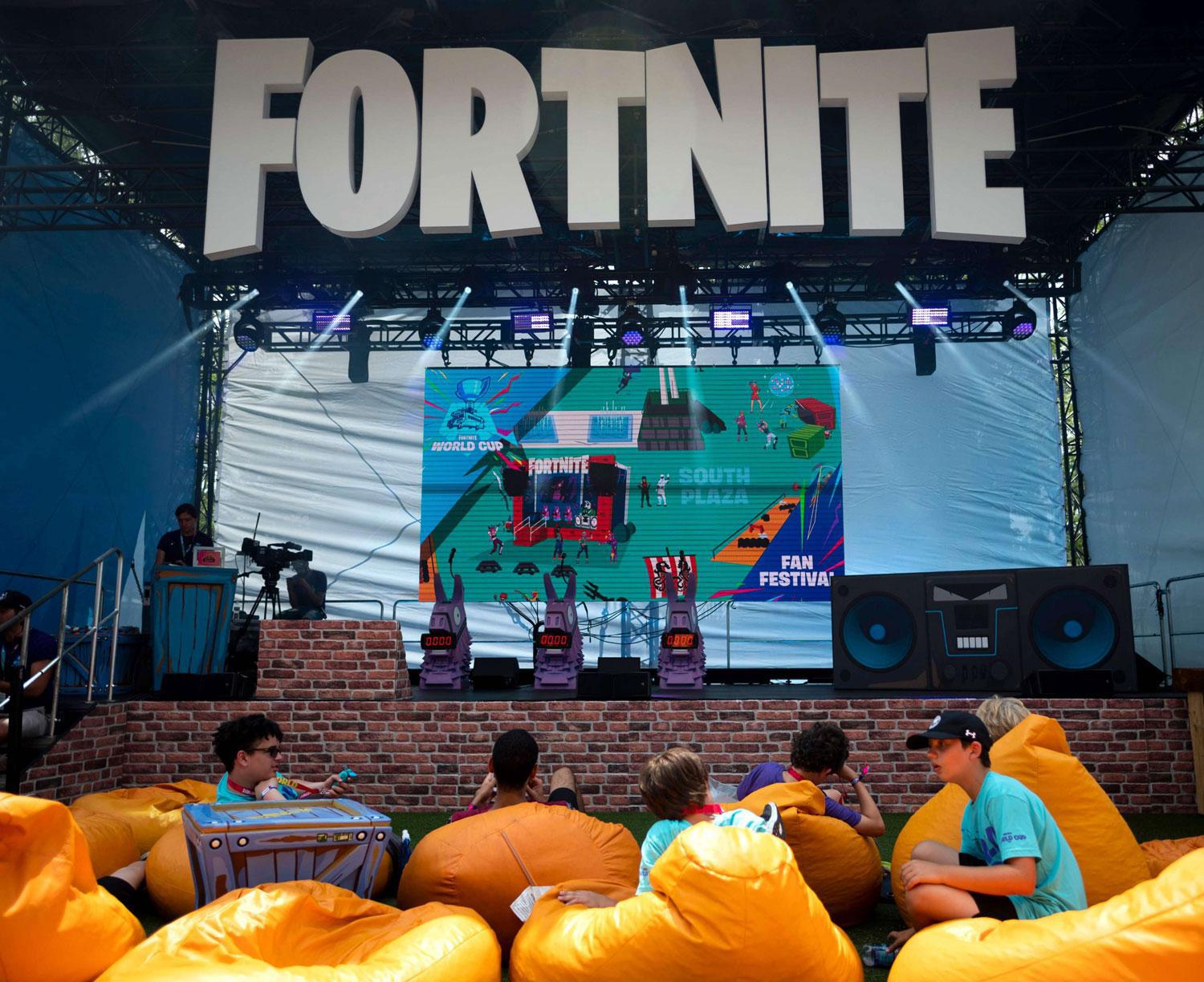 مجموعة أولاد يلعبون فورتنايت