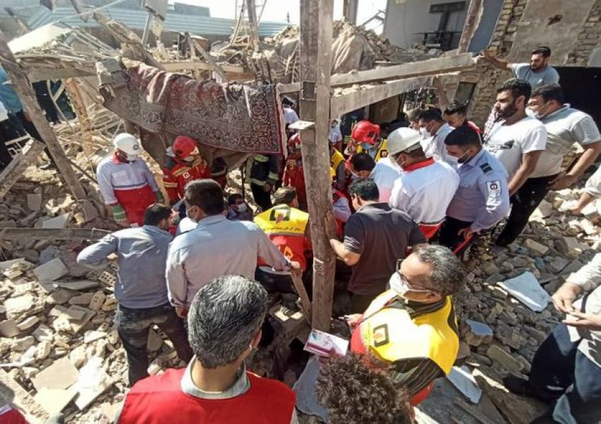 انفجار الأهواز يسوي مبنى بالأرض