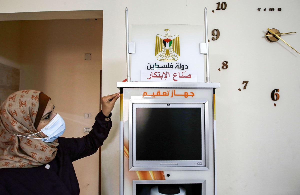 هبة الهندي تقف عن جهاز التعقيم الذي ابتكرته