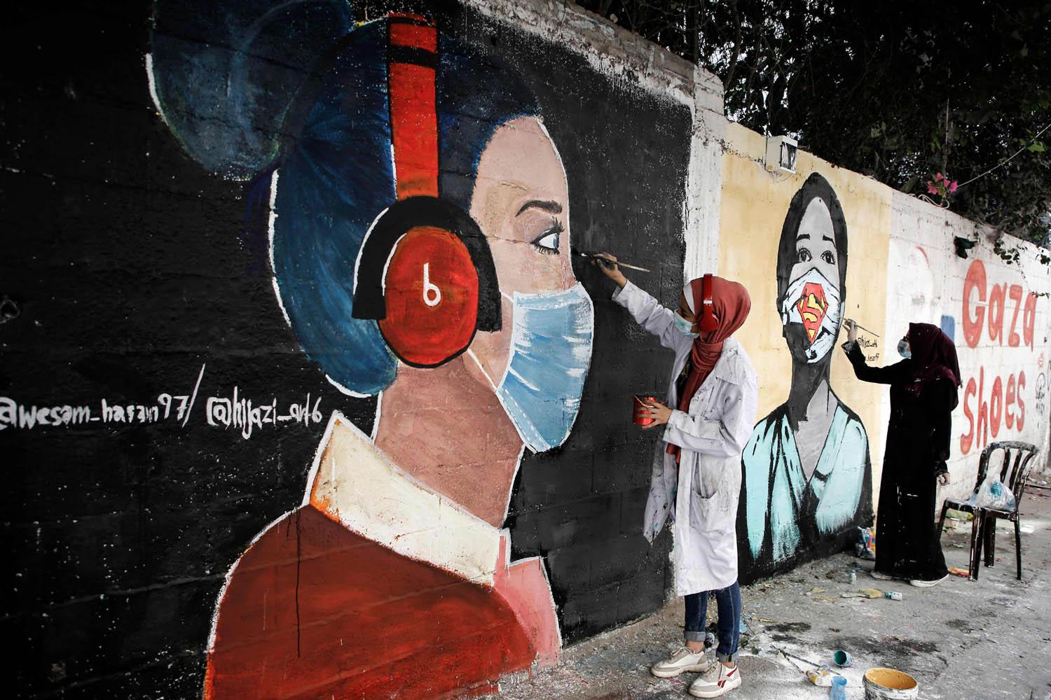 غزاويات يرسمن على جدران