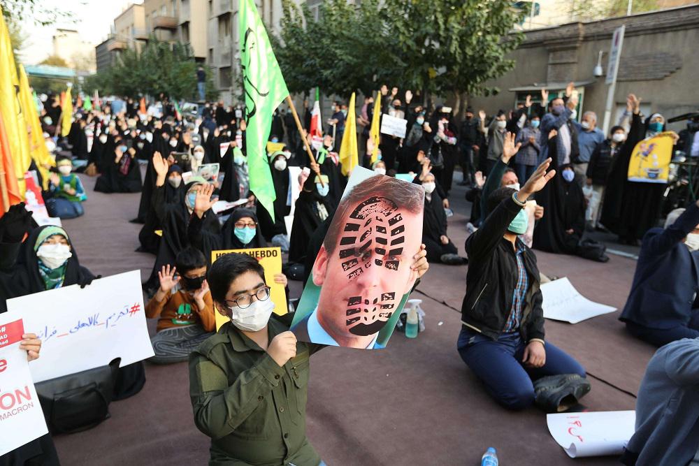 إيرانيون يتظاهرون احتجاجا على دعم ماكرون لنشر الرسوم المسيئة للنبي محمد