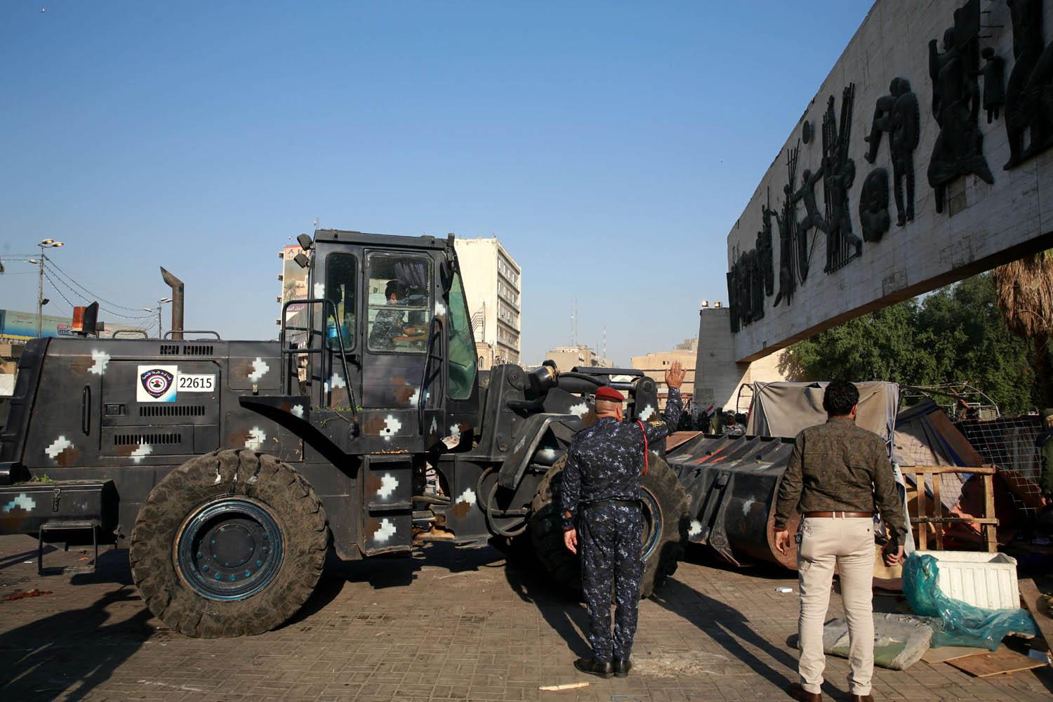 جرافات حكومية تزيل بقايا التظاهرات في ساحة التحرير ببغداد