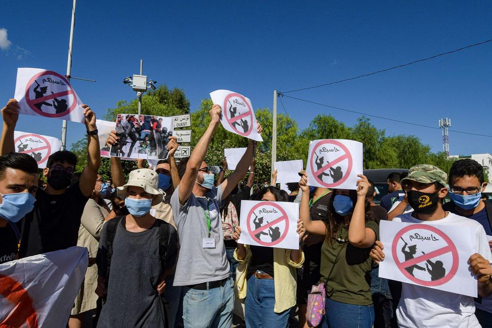 عشرات التونسيين يتظاهرون أمام البرلمان لإسقاط مشروع قانون مثير للجدل