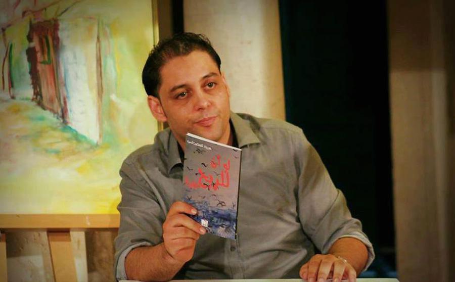 أسنان نافذة تعاشر علكة الريح