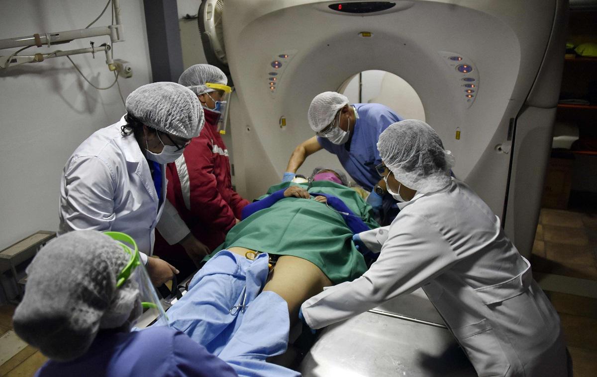 مريضة تعاني من سرطان عنق الرحم تخضع لصورة تصوير مقطعي