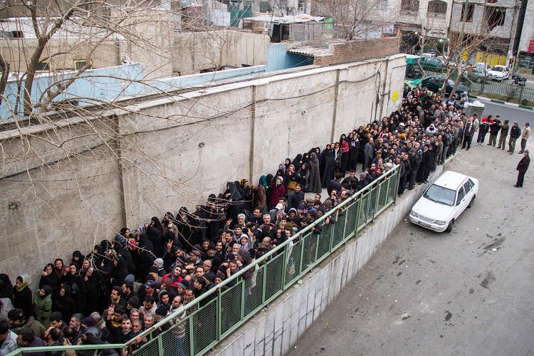 الإيرانيين ذوي الدخل المنخفض يصطفون لتلقي المساعدات الغذائية 
