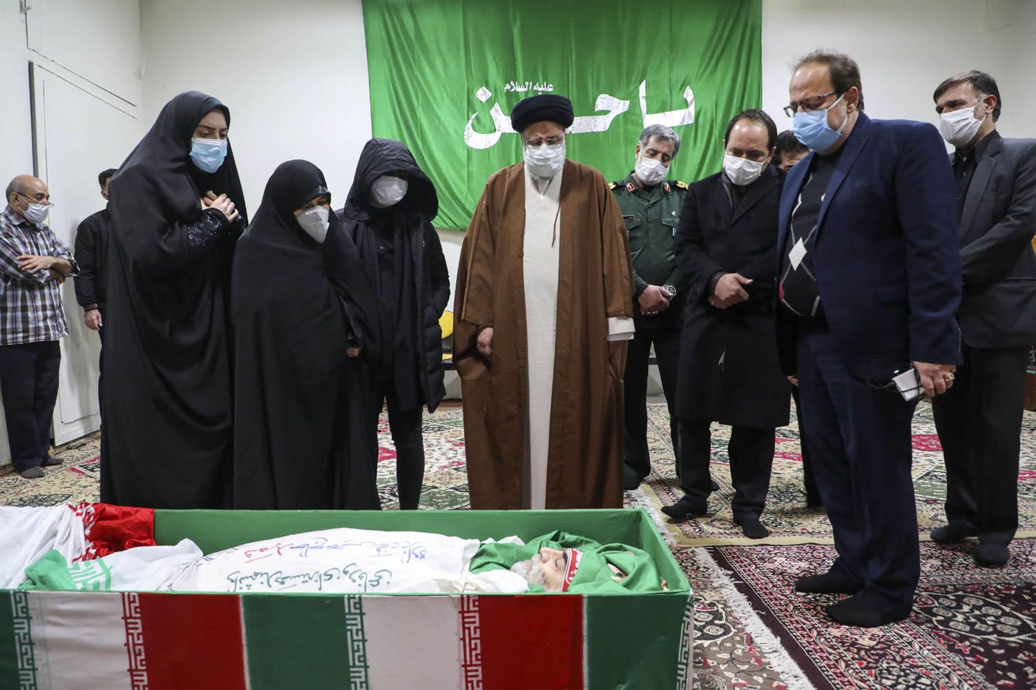 رئيس مجلس القضاء الإيراني إبراهيم رئيسي يلقي النظرة الأخيرة على محسن فخري زاده بحضورعائلته
