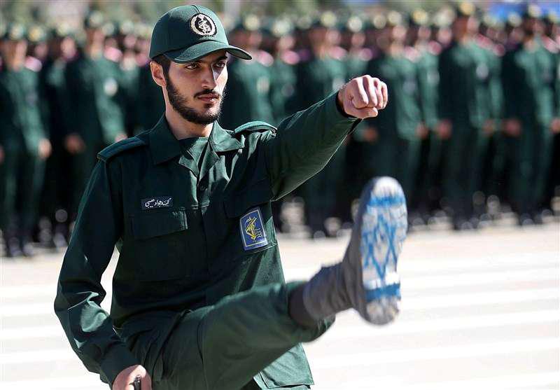 ضابط بالحرس الثوري الإيراني يرفع علم إسرائيل على حذائه