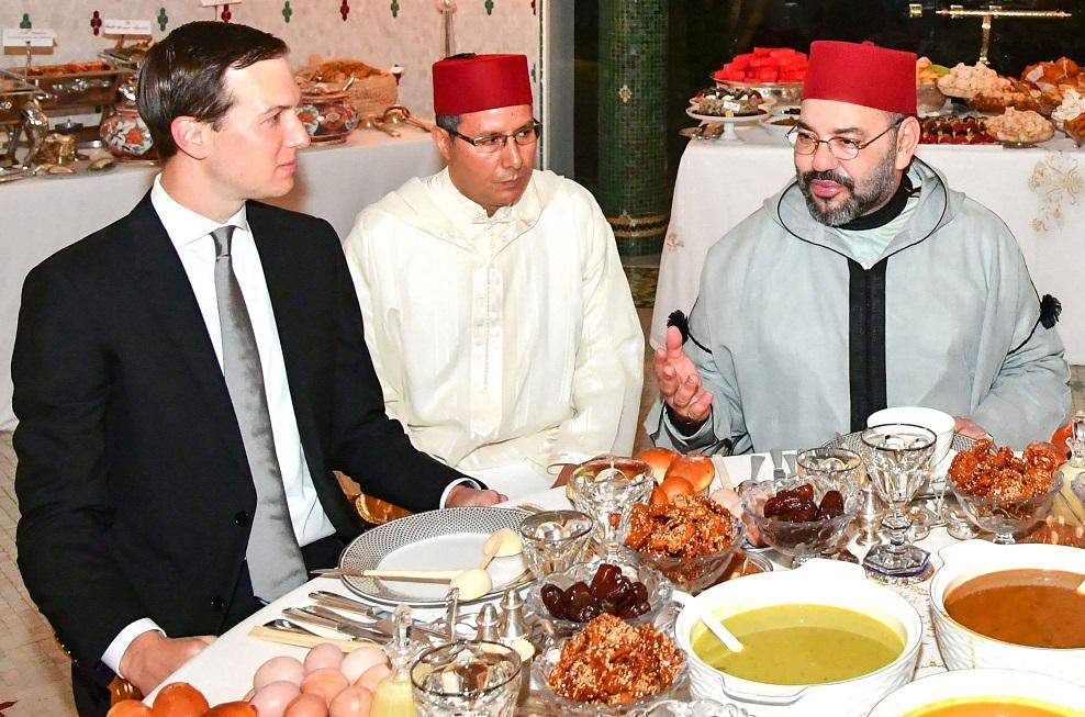 العاهل المغربي الملك محمد السادس (يمين) يستقبل مستشار الرئيس الأميركي جاريد كوشنر