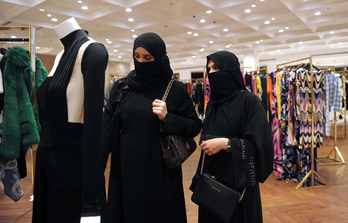 سيدات سعوديات يتفقدن المجموعة الجديدة خلال حدث أزياء في مدينة جدة
