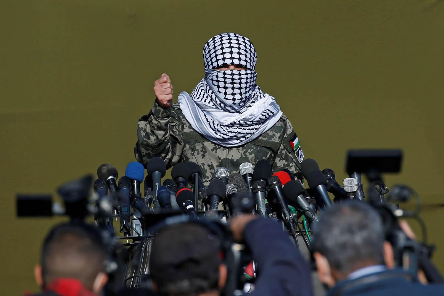 ناشط فلسطيني في مؤتمر صحفي في غزة بعد اجراء مناورات