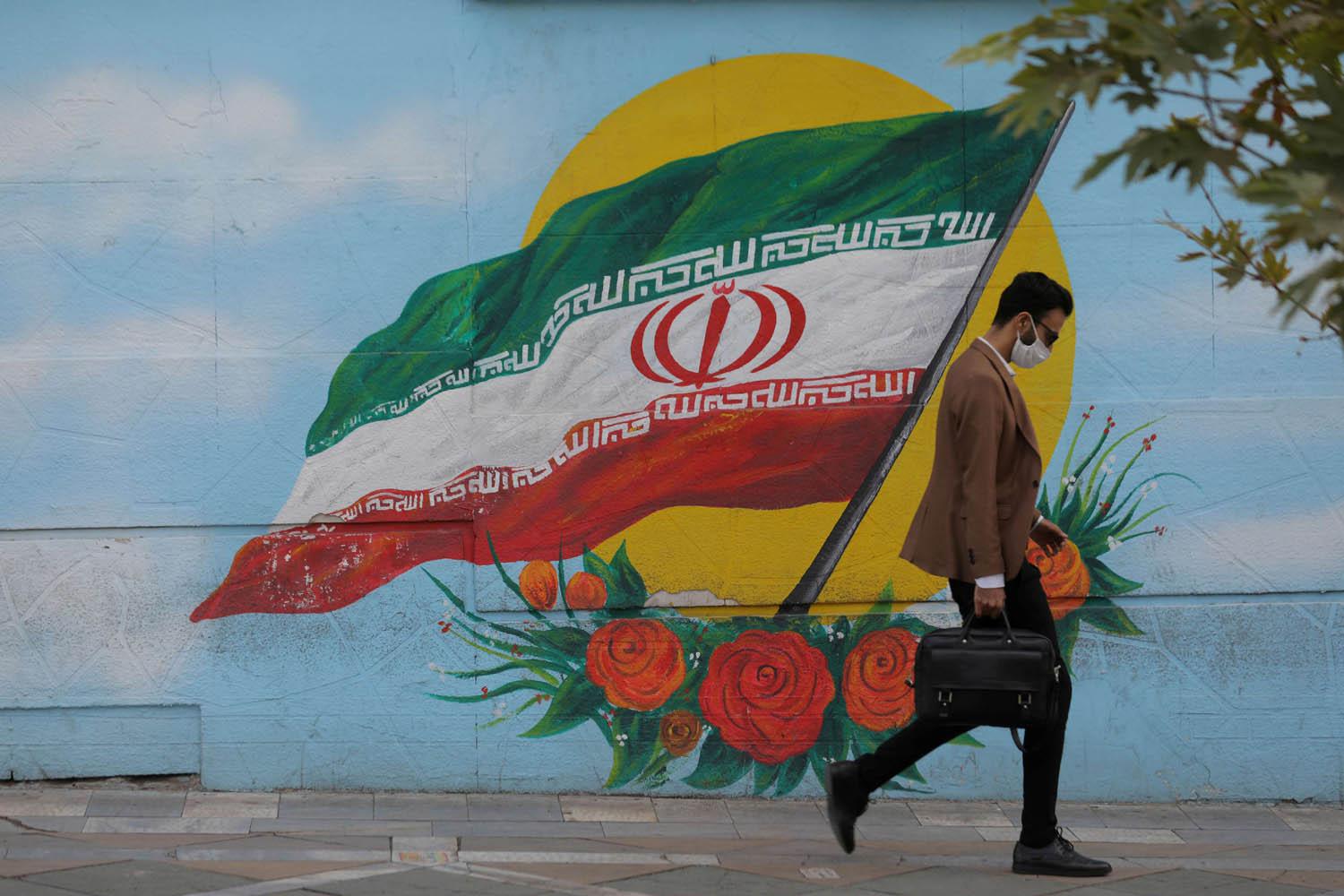 إيراني بكمامة وسط طهران