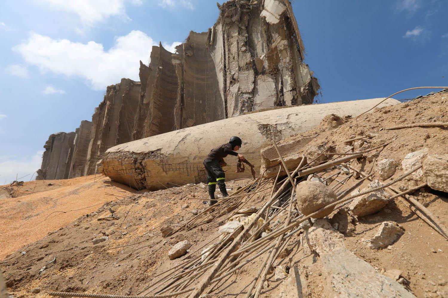 اطلال صوامع الحبوب في ميناء بيروت