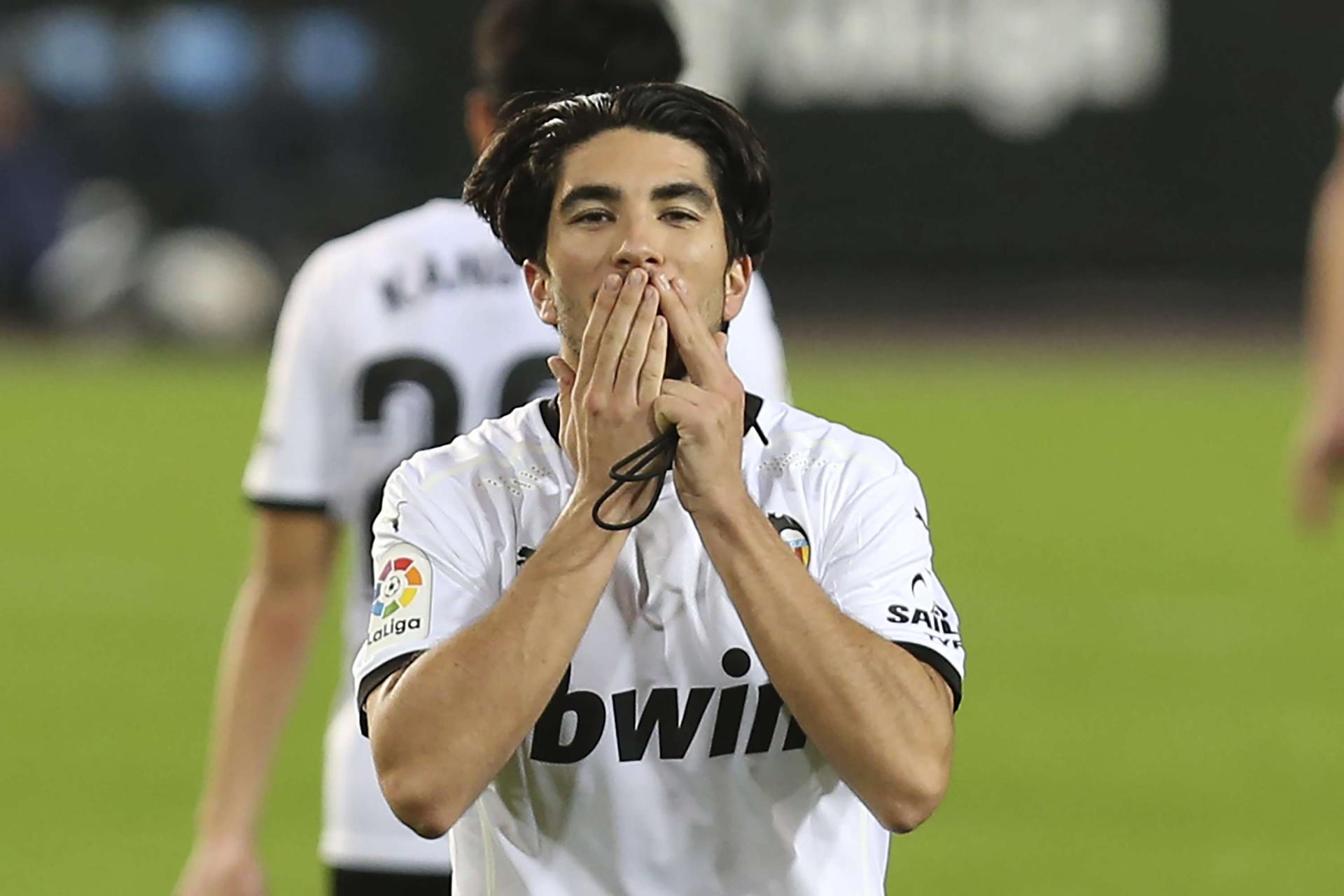 لاعب بلنسية كارلوس سولير