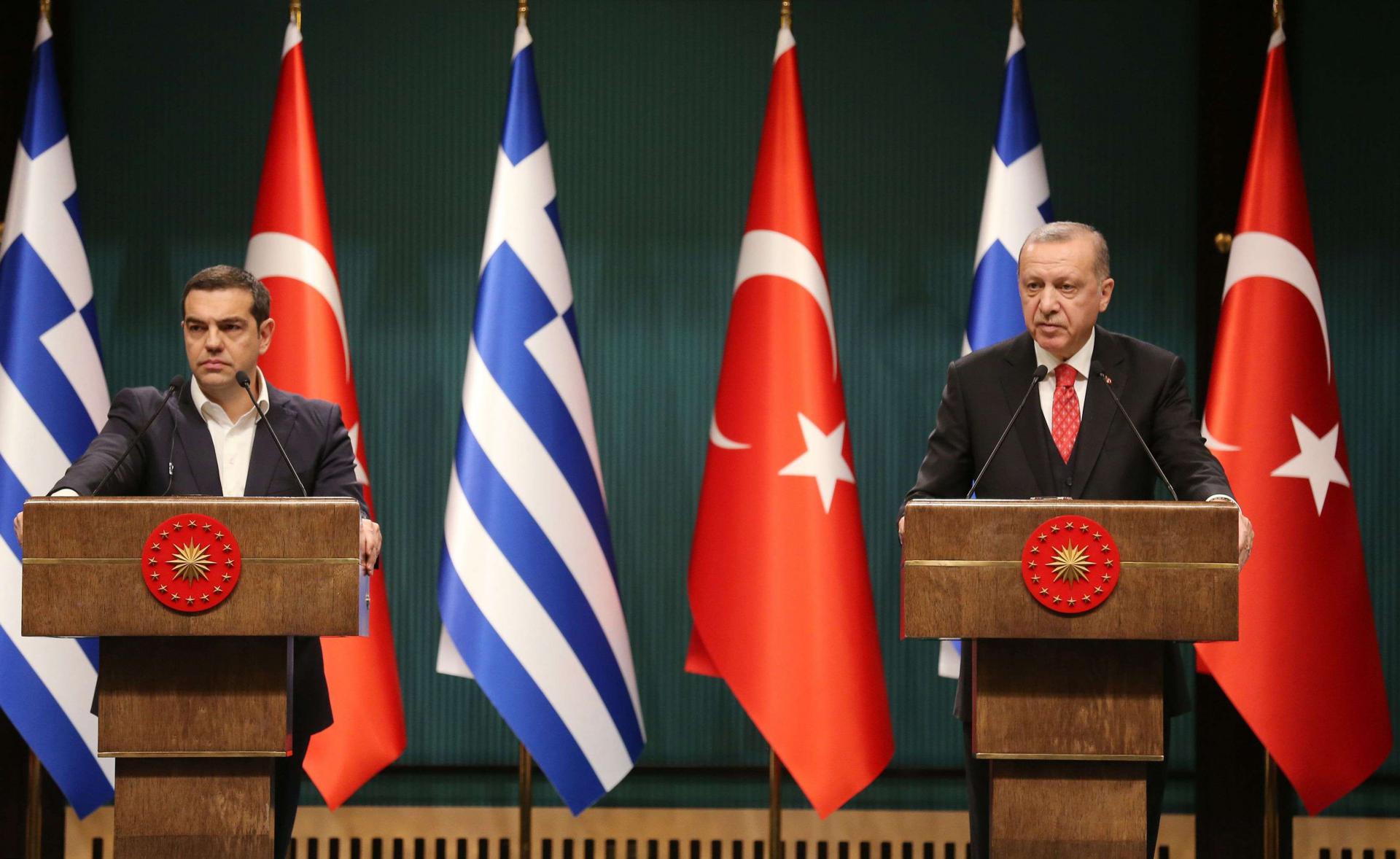 رئيس الوزراء اليوناني أليكسيس تسيبراس (يسار) واردوغان