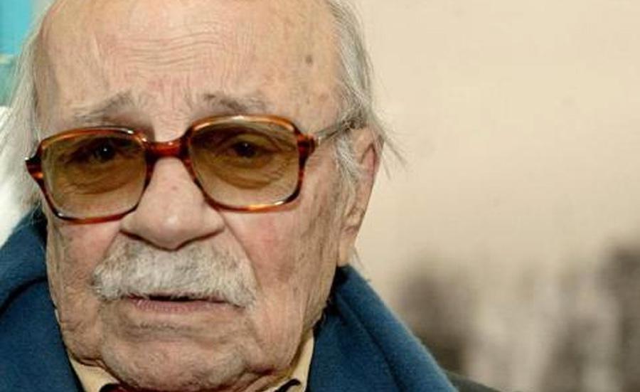 امرأة في لحظة انتظار لأمر ما