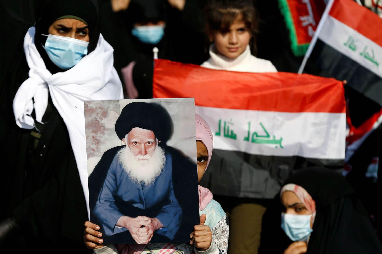 عراقيات يرفعن صورة المرجع العراقي الراحل محمد صادق الصدر