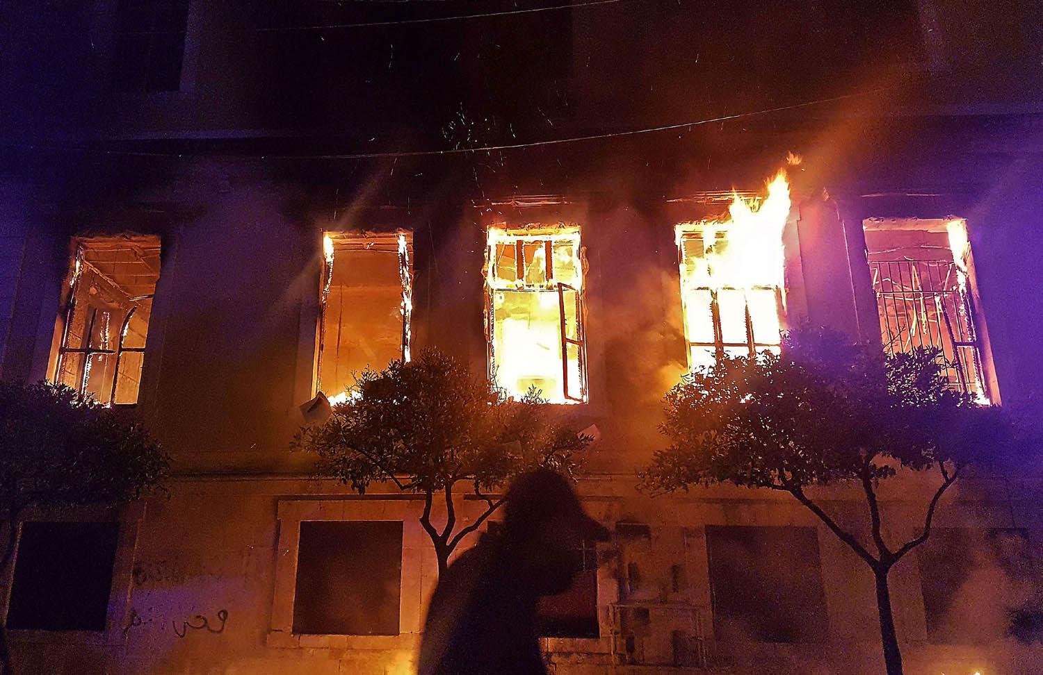 حريق في مبنى البلدية في طرابلس شمال لبنان