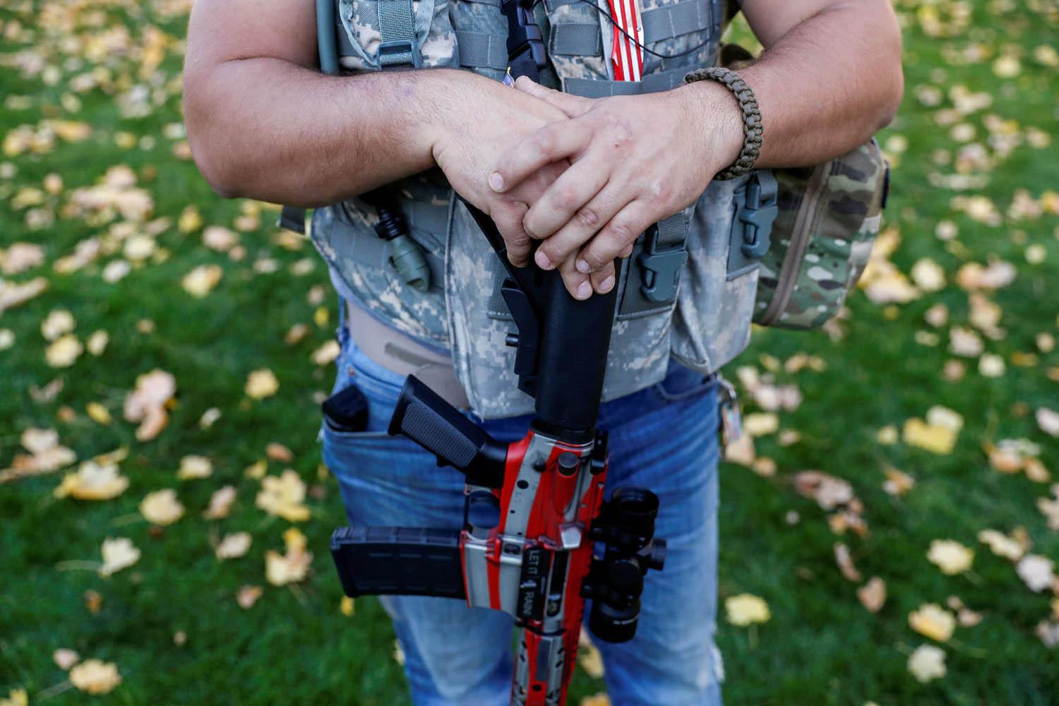 عضو في ميليشيا في ميشيغان يتعرض سلاحه